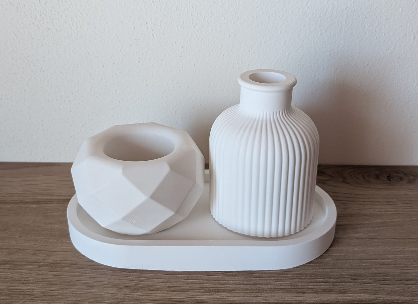 Set vasi minimal bianco in gesso con vassoio ovale