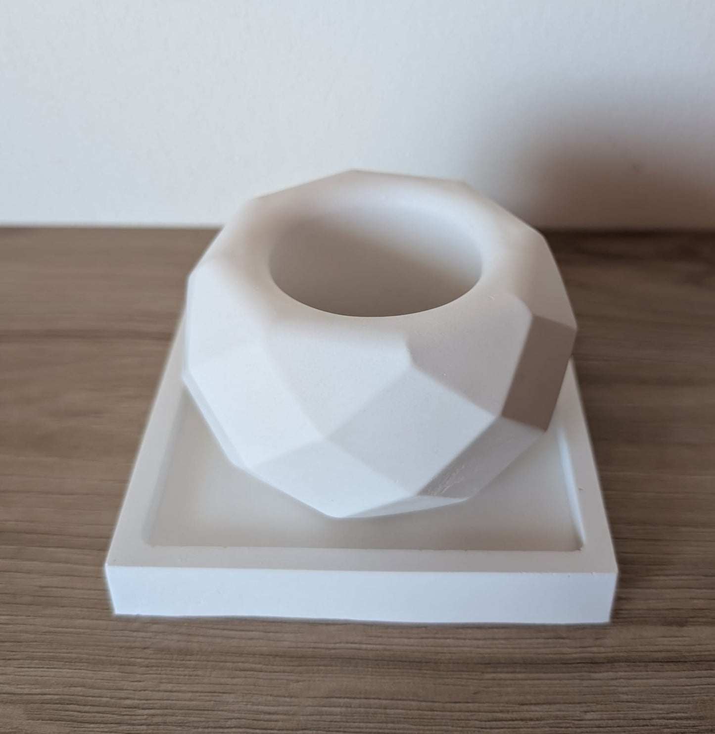 Vaso geometrico in gesso con vassoio coordinato