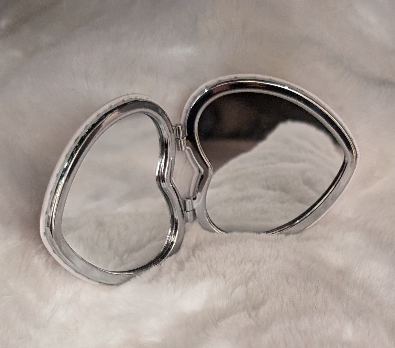 Specchietto Tascabile a Forma di Cuore – Accessorio Unico