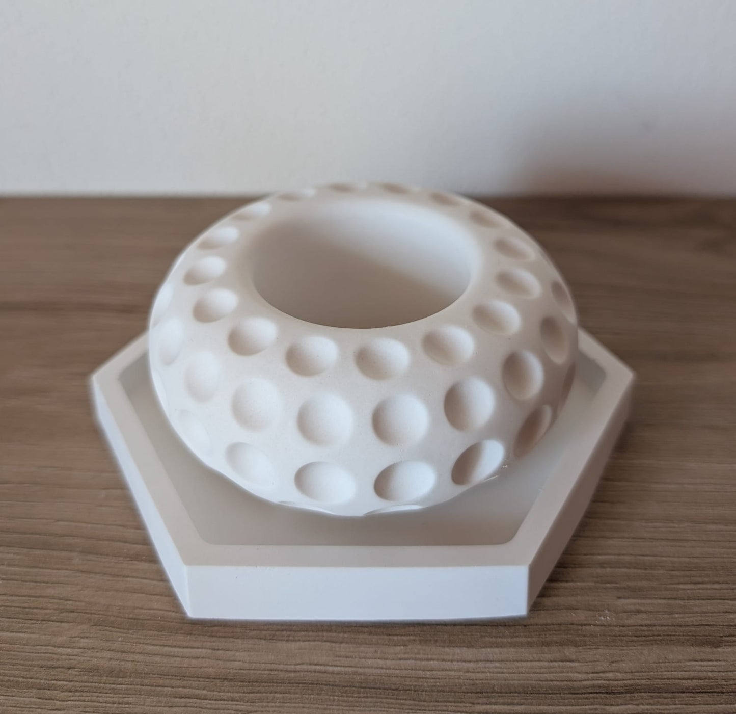 Mini vaso moderno in gesso bianco con vassoio esagonale