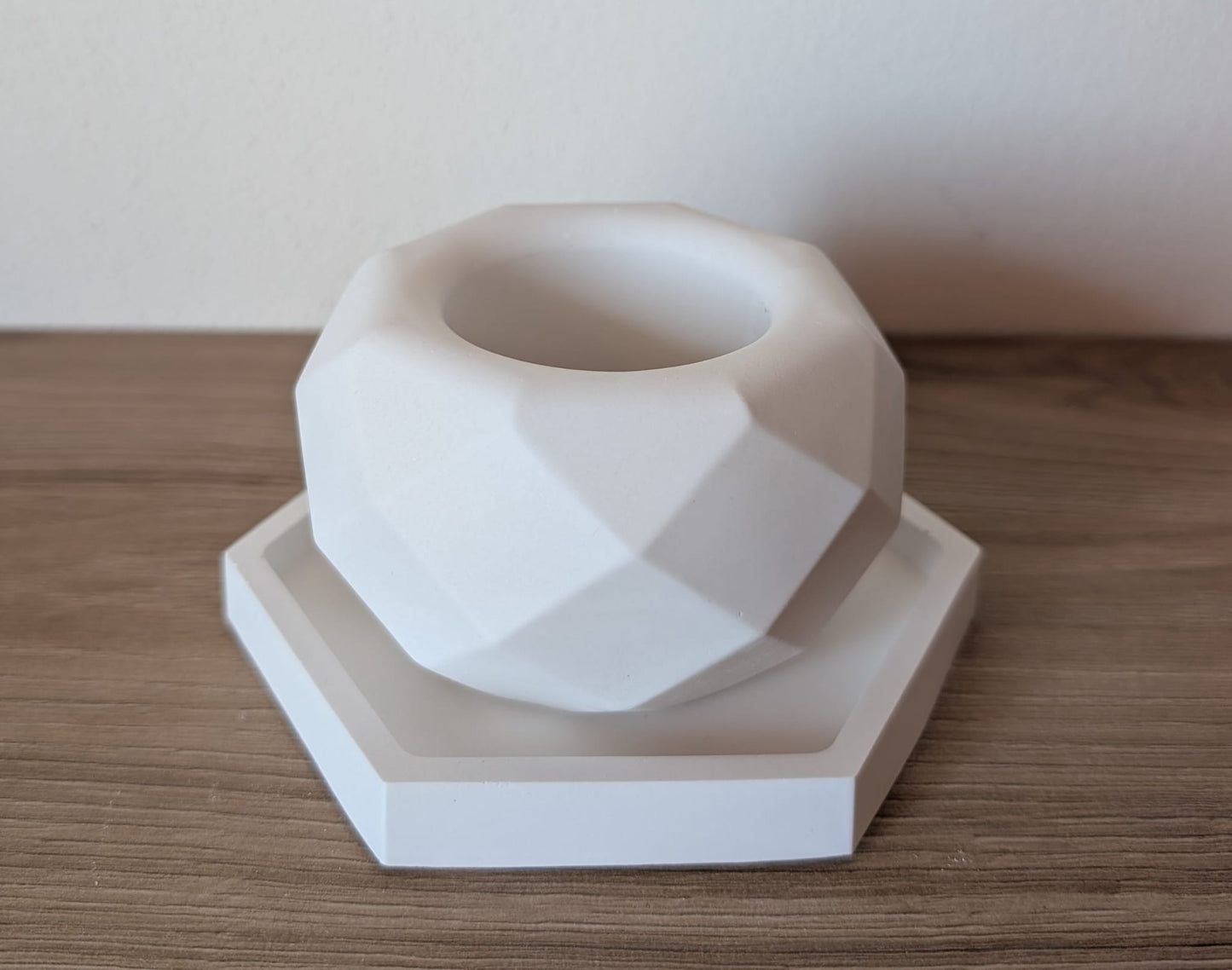 Vaso sferico geometrico con vassoio esagonale