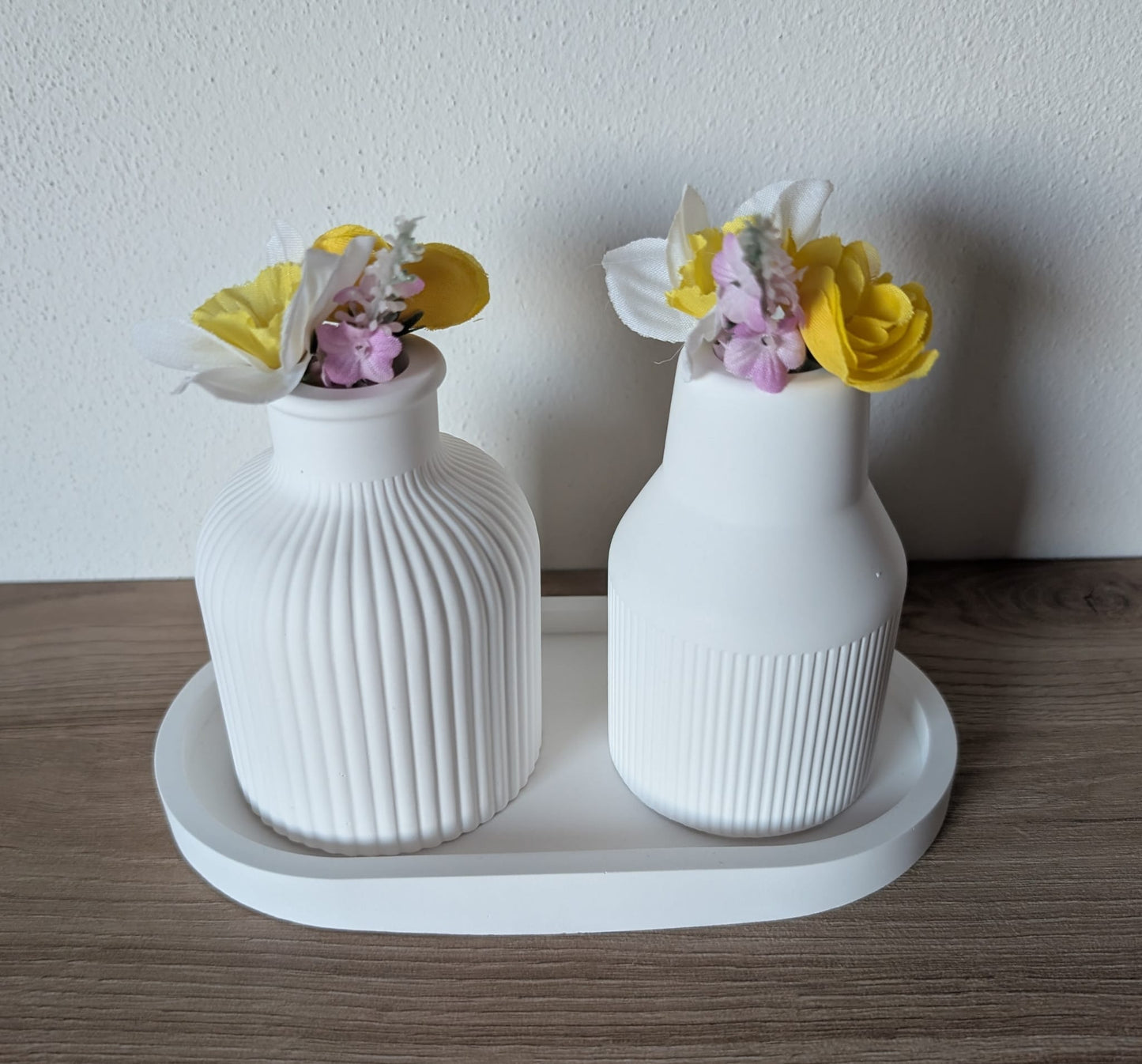 Coppia di vasi di fiori con vassoio ovale coordinato in gesso