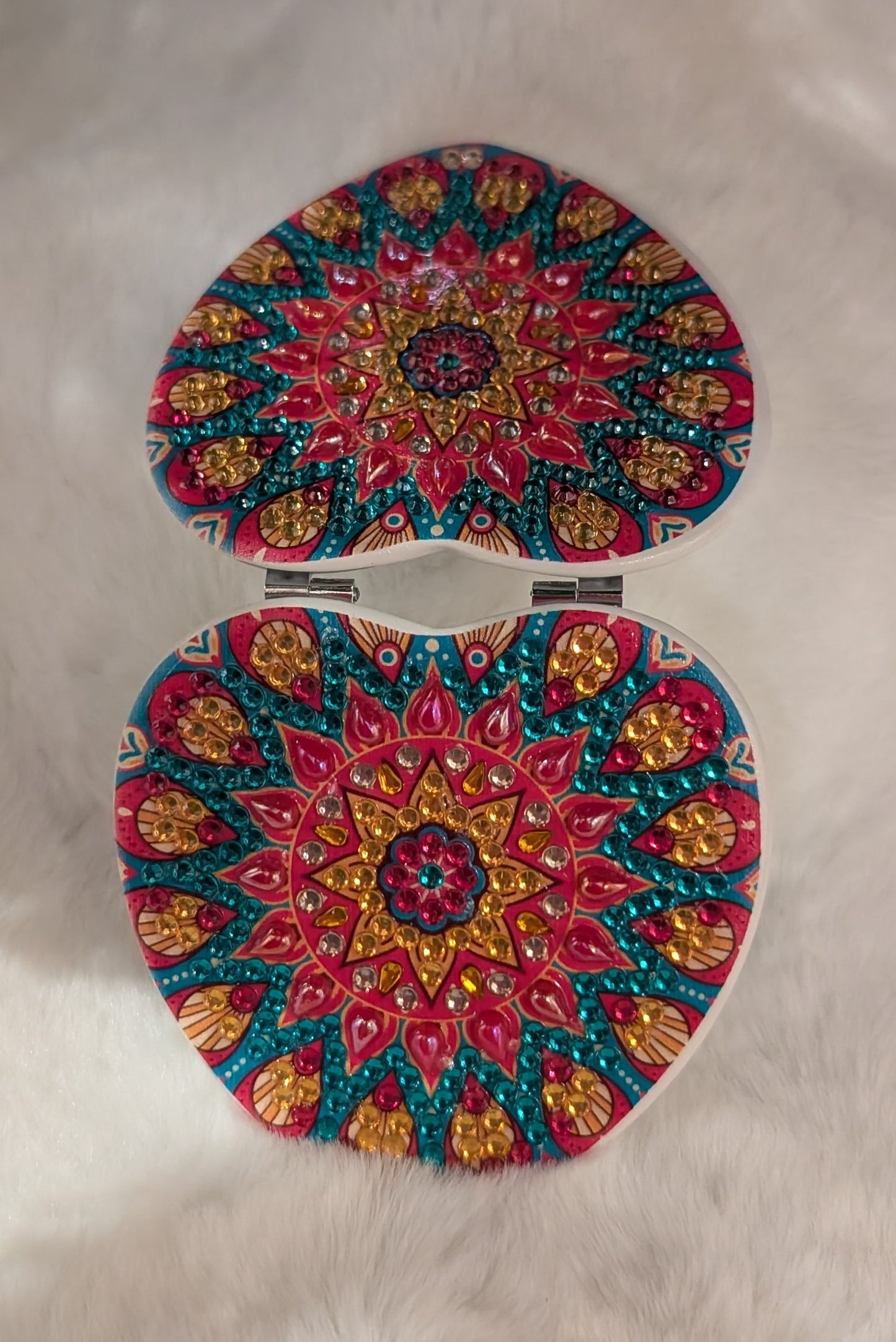 Specchietto Tascabile a Forma di Cuore – Accessorio Unico